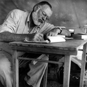 598px-Hemingway_1953_Kenia